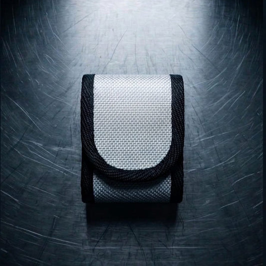 "Weiße Upcycling Meldertasche für Swissphone s.QUAD aus Feuerwehrschlauch mit schwarzer Gurtband-Einfassung – schlichte Variante ohne Print auf Metalluntergrund"