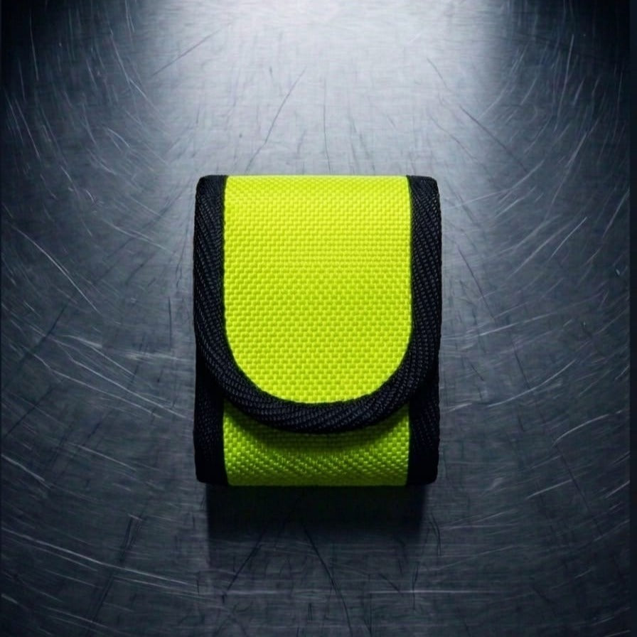 "Neongelbe Upcycling Meldertasche für Swissphone s.QUAD aus Feuerwehrschlauch mit schwarzer Gurtband-Einfassung – schlichte Variante ohne Print auf Metalluntergrund"