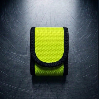 "Neongelbe Upcycling Meldertasche für Swissphone s.QUAD aus Feuerwehrschlauch mit schwarzer Gurtband-Einfassung – schlichte Variante ohne Print auf Metalluntergrund"