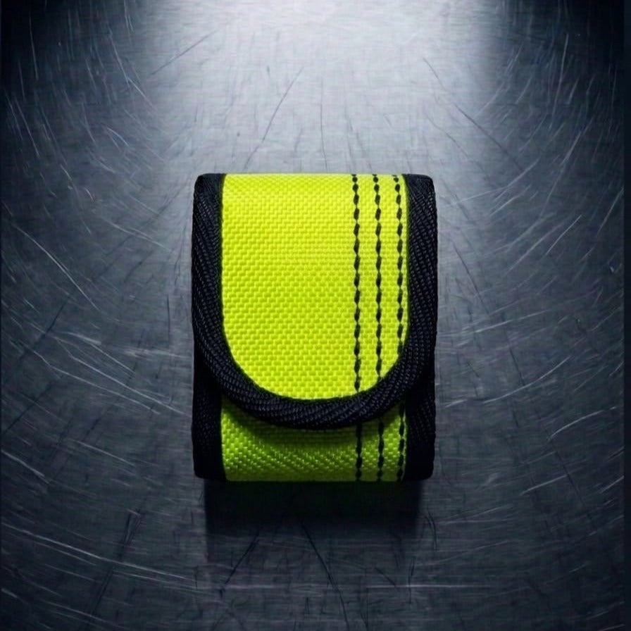 "Neongelbe Upcycling Meldertasche für Swissphone s.QUAD aus Feuerwehrschlauch mit schwarzen Reflexstreifen und schwarzer Gurtband-Einfassung – Frontansicht auf Metalluntergrund"