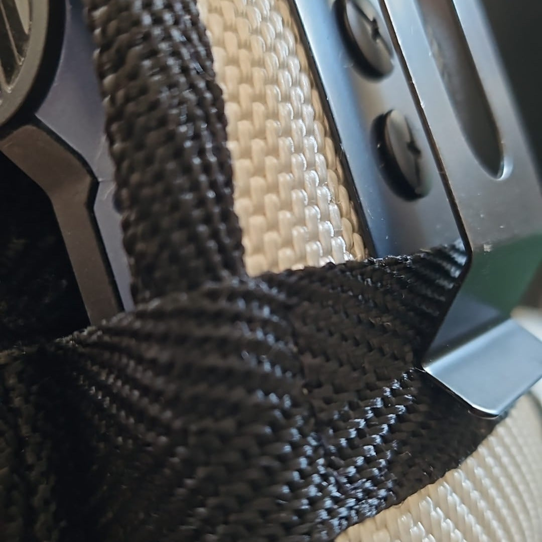 "Makro-Nahaufnahme der Buchschrauben-Befestigung des Metallclips an der Upcycling Meldertasche aus weißem Feuerwehrschlauch mit schwarzer Gurtband-Einfassung"