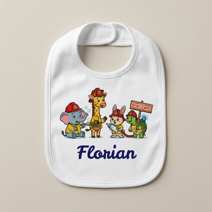 Freigestelltes weißes Baby-Lätzchen mit Klettverschluss, Feuerwehr-Brustprint und dem Wunschnamen Florian in kräftigem Blau.