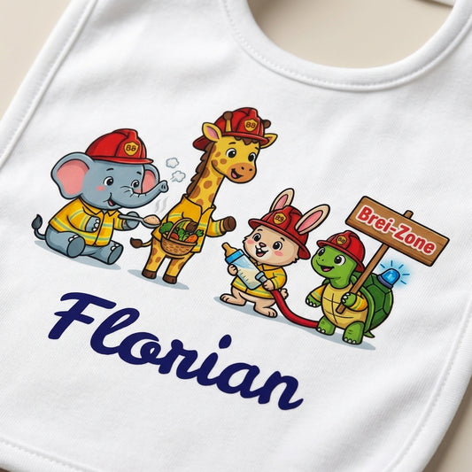 Personalisiertes weißes Baby-Lätzchen aus Bio-Baumwolle mit dem bunten Feuerwehr-Tiere-Motiv Brei-Zone und dem Namen Florian in blau.