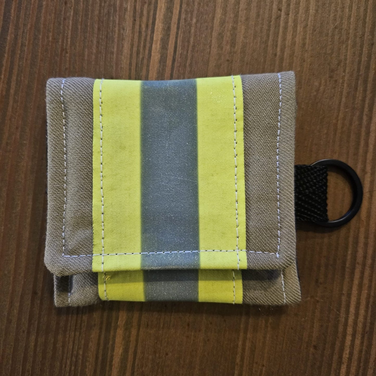 "Feuerwehr Mini-Notfall-Tasche sandfarben mit gelbem Reflexstreifen – Vorderansicht mit schwarzem D-Ring"

