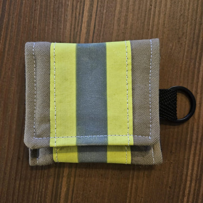"Feuerwehr Mini-Notfall-Tasche sandfarben mit gelbem Reflexstreifen – Vorderansicht mit schwarzem D-Ring"

