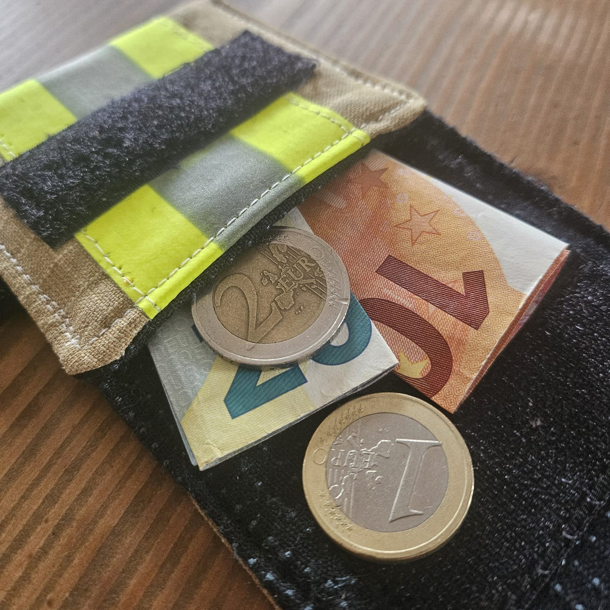 "Geöffnete Feuerwehr Mini-Notfall-Tasche sandfarben mit Geldscheinen und Münzen – als kompaktes Portemonnaie für den Alltag"

