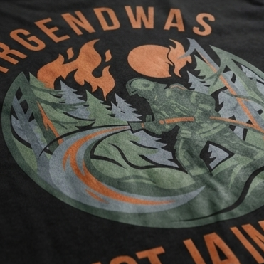 Nahaufnahme des hochwertigen DTF-Rückenprints auf dem schwarzen Baumwollstoff, der eine detailreiche Waldbrandszene zeigt.