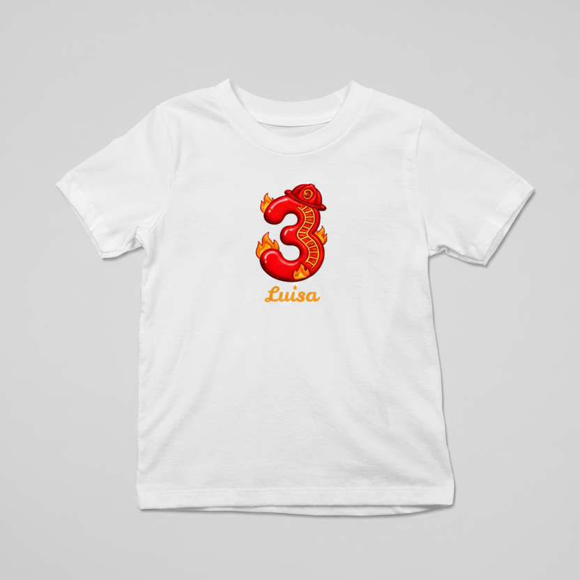 Freigestellte Ansicht des weißen Kinder-T-Shirts mit einer großen, bunt bedruckten 3 im Feuerwehr-Look.
