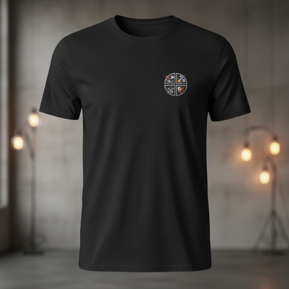 Vorderansicht eines schwarzen Unisex T-Shirts mit rundem Halloween-Feuerwehr-Insider-Print auf der linken Brust.