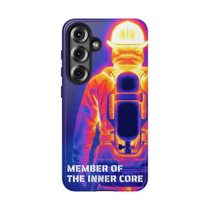 Rückansicht des Samsung Feuerwehr Cases mit dem Schriftzug MEMBER OF THE INNER CORE und bunten Wärmebild-Farben.