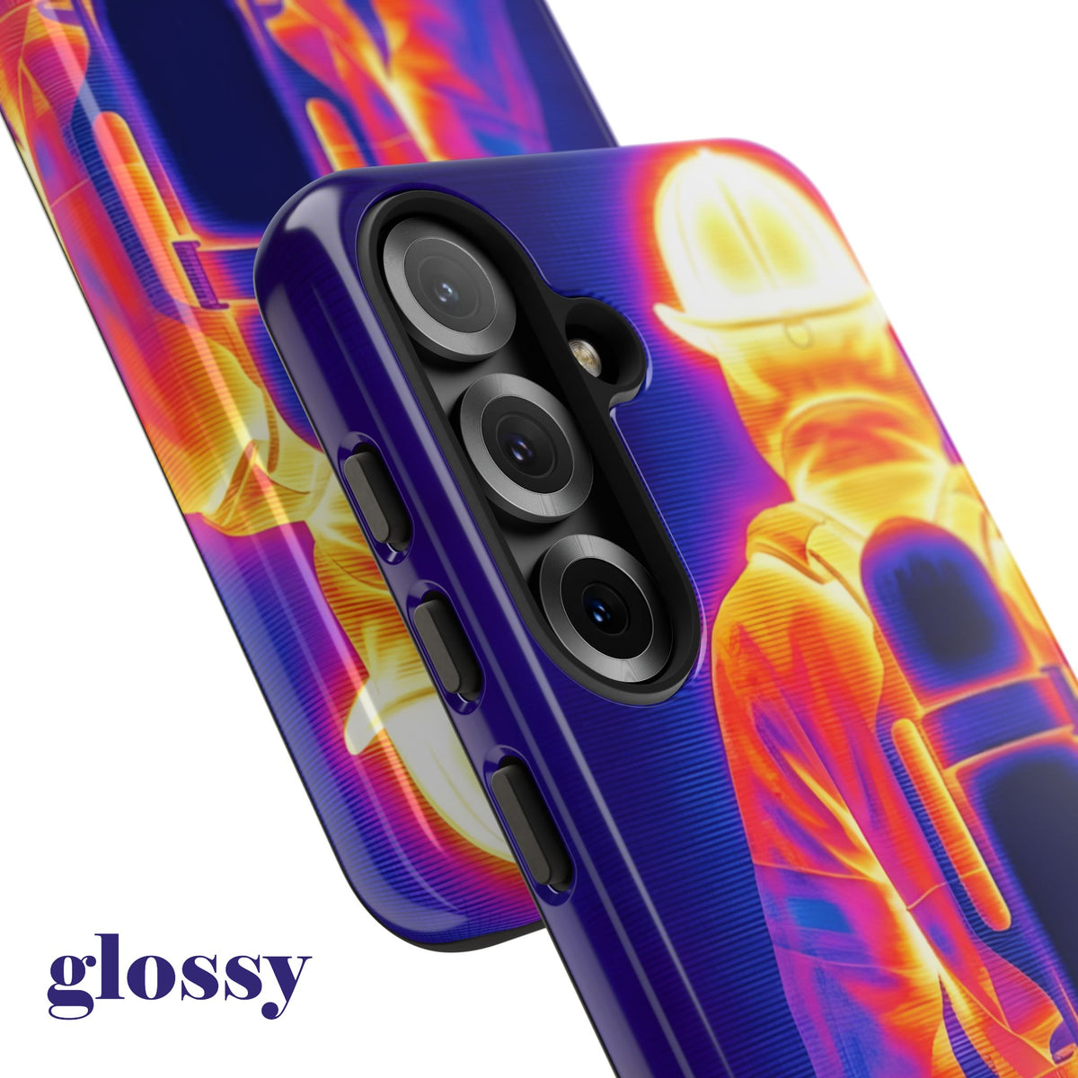 Nahaufnahme der glänzenden Oberfläche im Bereich der vertikalen Triple-Kamera-Ausschnitte eines Samsung Galaxy Modells.