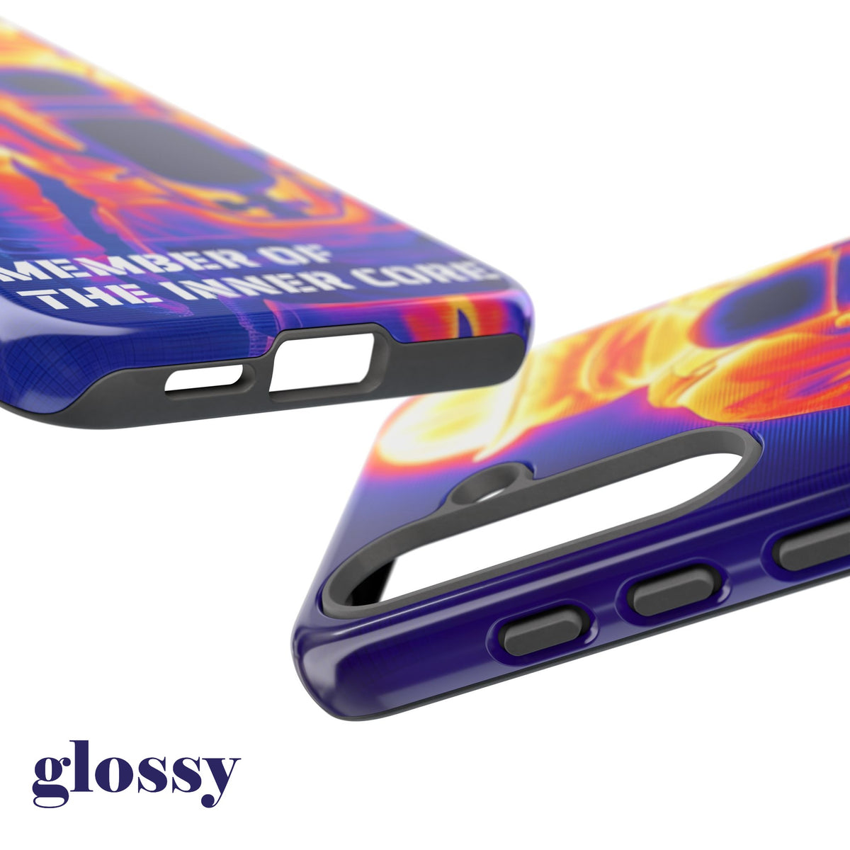 Detailaufnahme der glänzenden (glossy) Hülle von unten mit präzisen Aussparungen für USB-C Anschluss und Lautsprecher.