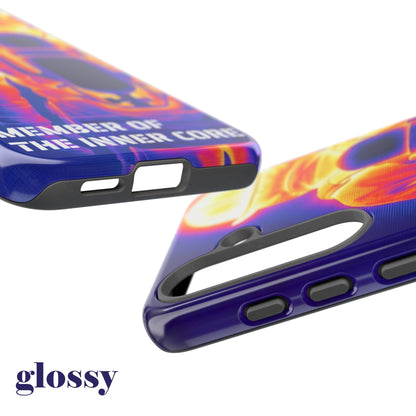 Detailaufnahme der glänzenden (glossy) Hülle von unten mit präzisen Aussparungen für USB-C Anschluss und Lautsprecher.