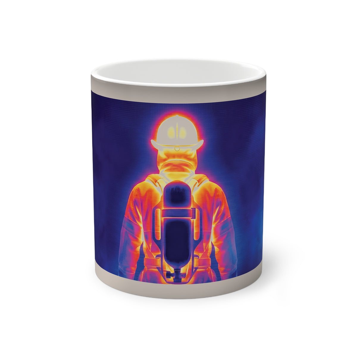 Freigestellte Vorderansicht der weißen Keramiktasse mit dem farbintensiven Rundumdruck eines Feuerwehrmanns im Wärmebild-Look.