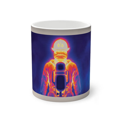 Freigestellte Vorderansicht der weißen Keramiktasse mit dem farbintensiven Rundumdruck eines Feuerwehrmanns im Wärmebild-Look.