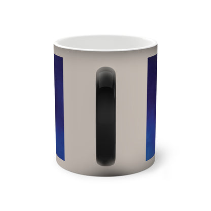 Seitliche Studioaufnahme der erwärmten Feuerwehr-Tasse mit schwarzem Henkel und dem blau-roten Infrarot-Druck.