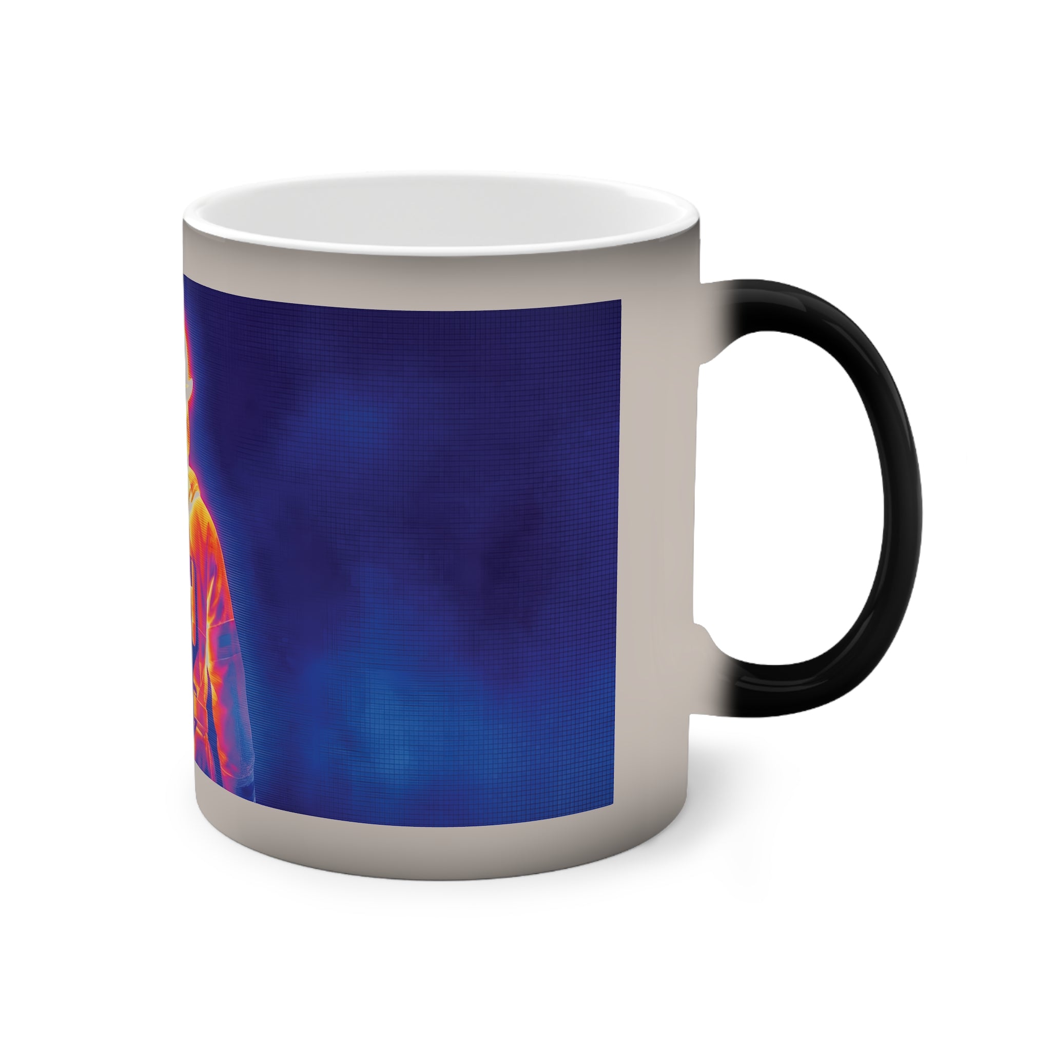 Rückseite der ausgeprägten Feuerwehr-Keramiktasse mit Blick auf den Henkelbereich und das thermografische Design.