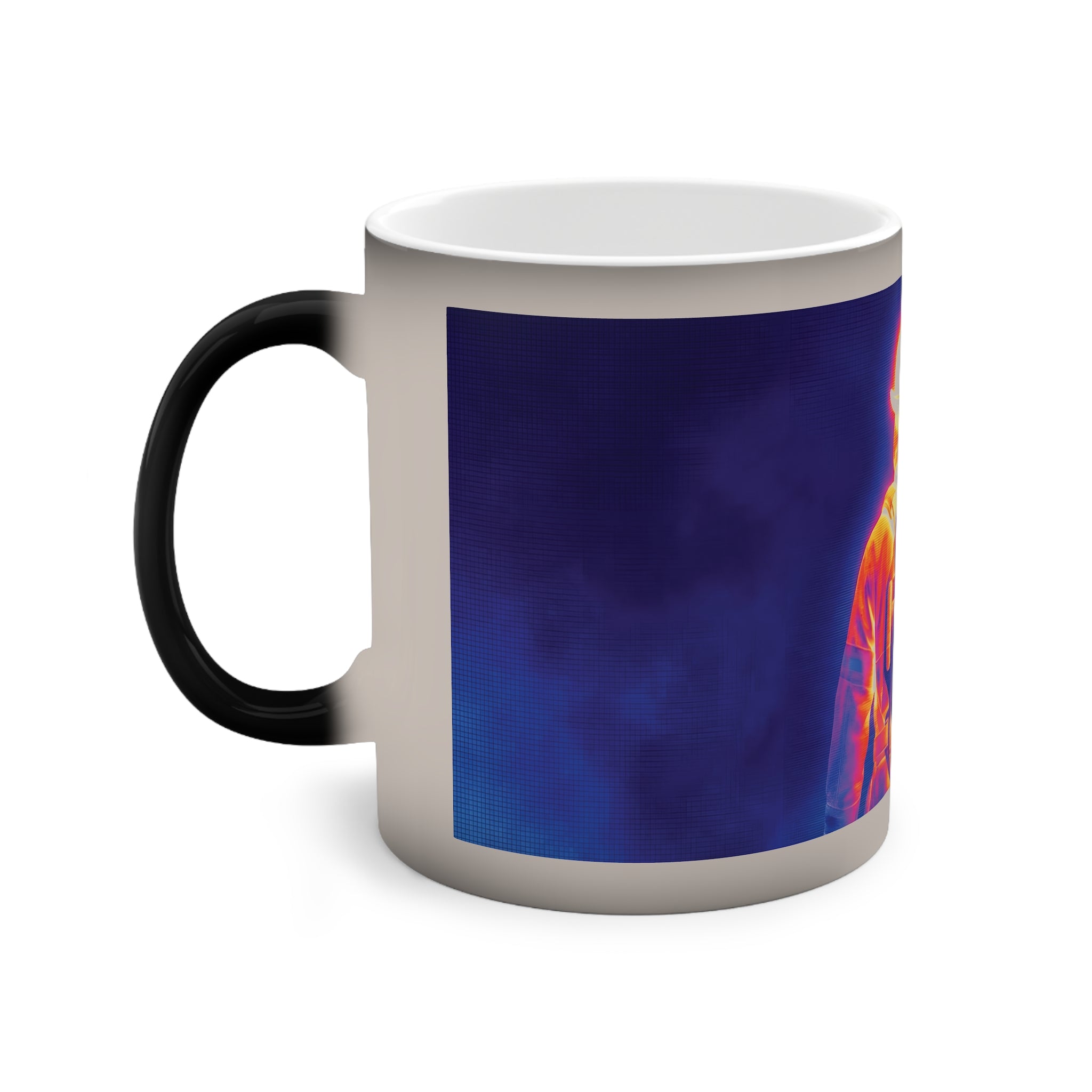 Schräge Ansicht der Thermoeffekt-Tasse, die den Übergang vom schlichten Schwarz zum bunten Feuerwehr-Motiv zeigt.