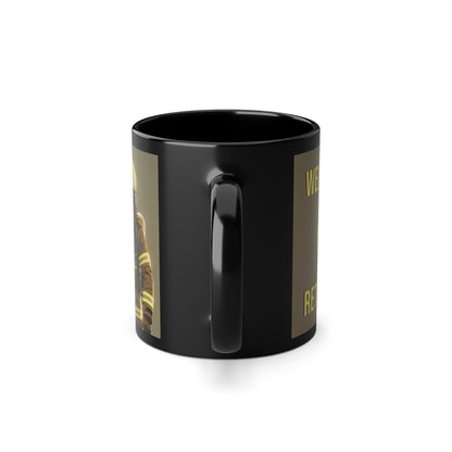 Eine schwarze Tasse aus Keramik. Glänzendes Finish. Abgebildet sind zwei Feuerwehrmänner unter Atemschutz. Text: Weil man die Welt nur zu zweit retten kann.