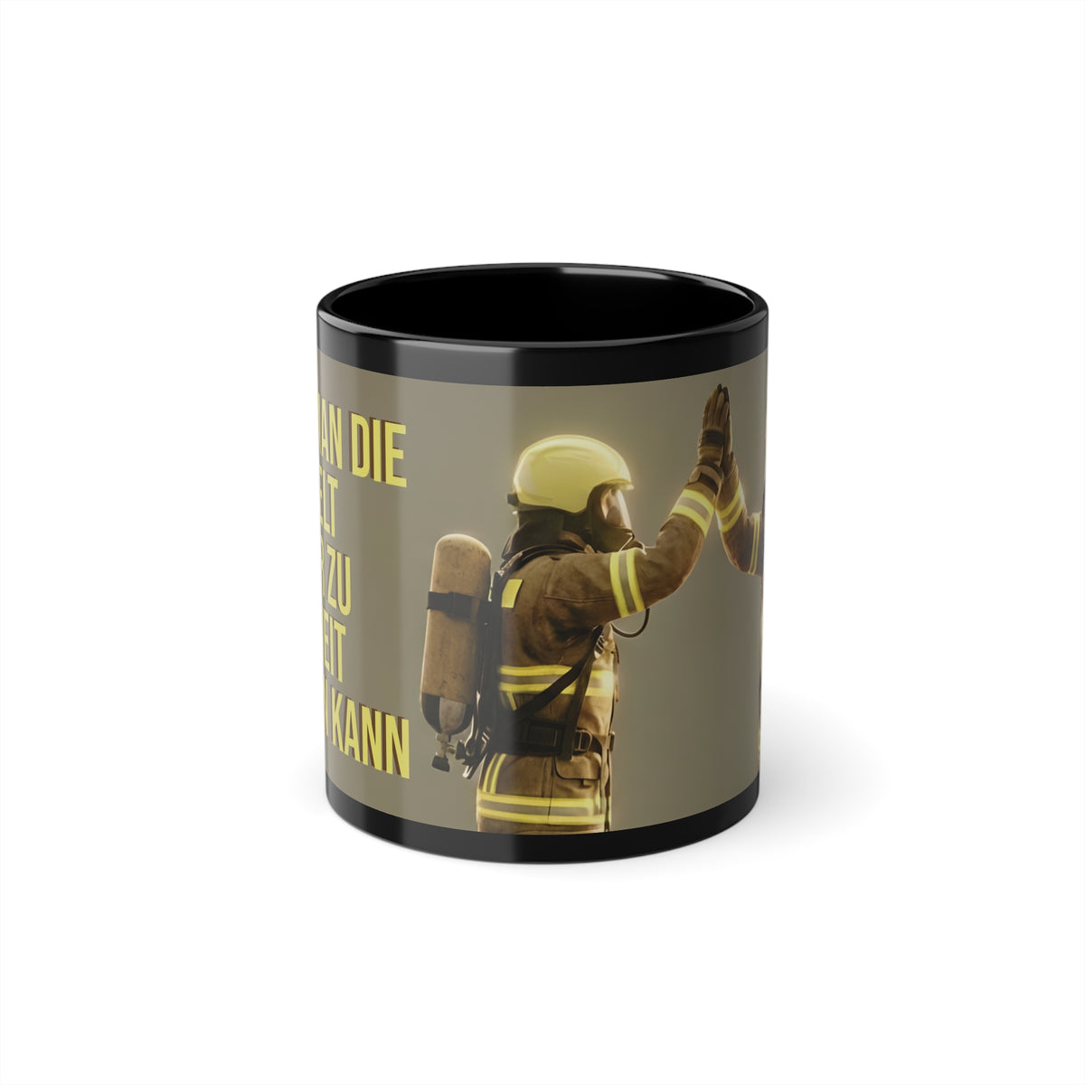 Eine schwarze Tasse aus Keramik. Glänzendes Finish. Abgebildet sind zwei Feuerwehrmänner unter Atemschutz. Text: Weil man die Welt nur zu zweit retten kann.