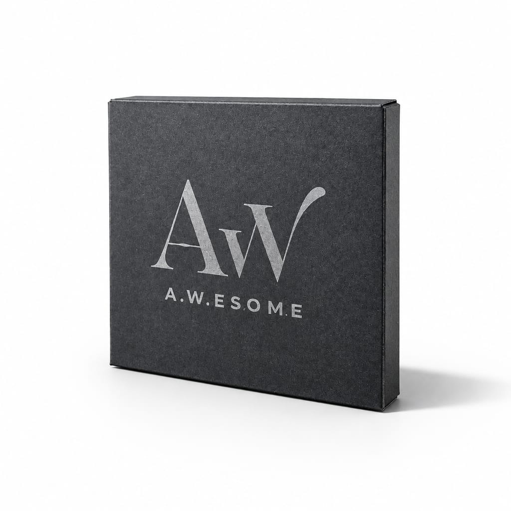 Eine geschlossene, quadratische Geschenkbox aus mattschwarzem Karton vor weißem Hintergrund mit dem silbernen Logo „Aw“ und dem Markennamen „A.W.E.SOME“ auf der Vorderseite.
