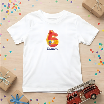 Kinder T-Shirt für den 6. Geburtstag mit einer feuerwehrroten 6 und dem Namen Ben auf hellem Holzgrund.