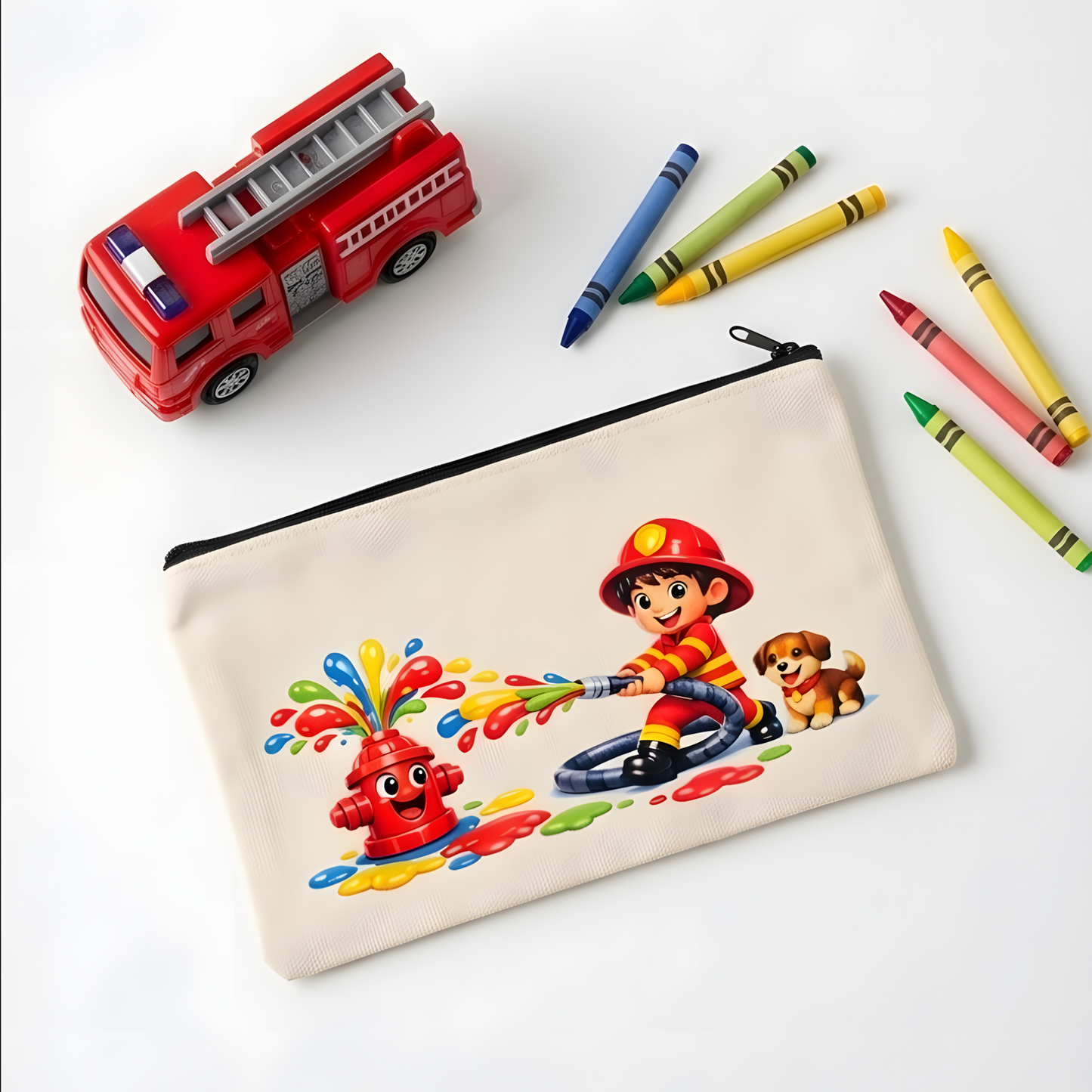 Beige Canvas-Federmäppchen mit buntem Comic-Feuerwehrmann-Motiv neben einem Spielzeug-Feuerwehrauto und Buntstiften.