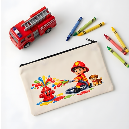 Beige Canvas-Federmäppchen mit buntem Comic-Feuerwehrmann-Motiv neben einem Spielzeug-Feuerwehrauto und Buntstiften.