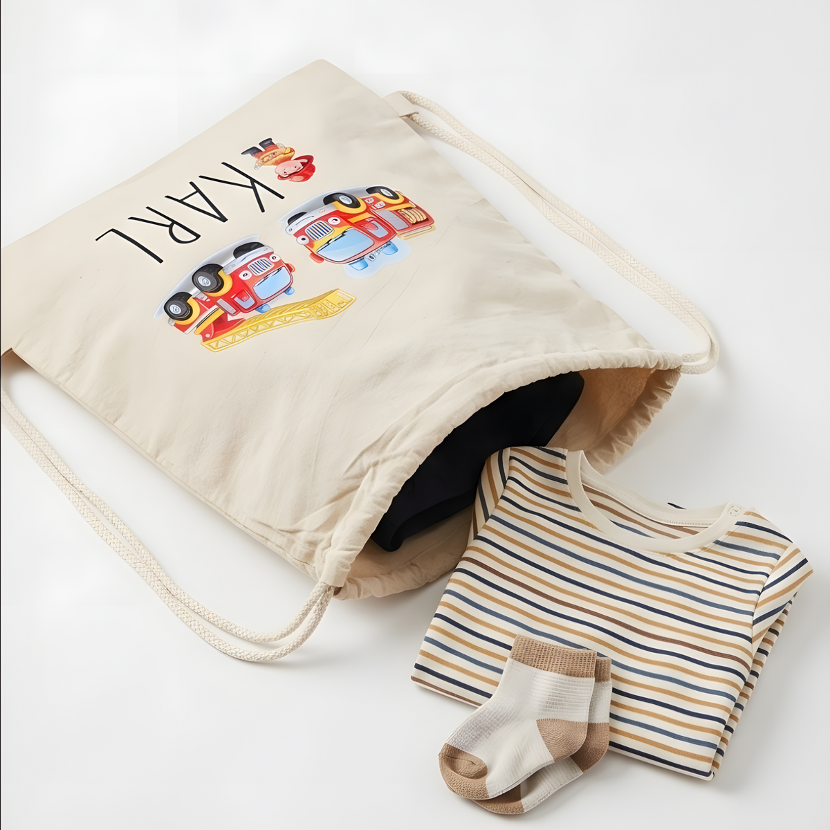 Geöffneter Feuerwehr-Kindergartenbeutel zeigt das geräumige Innere mit eingelegtem gestreiften Kindershirt.