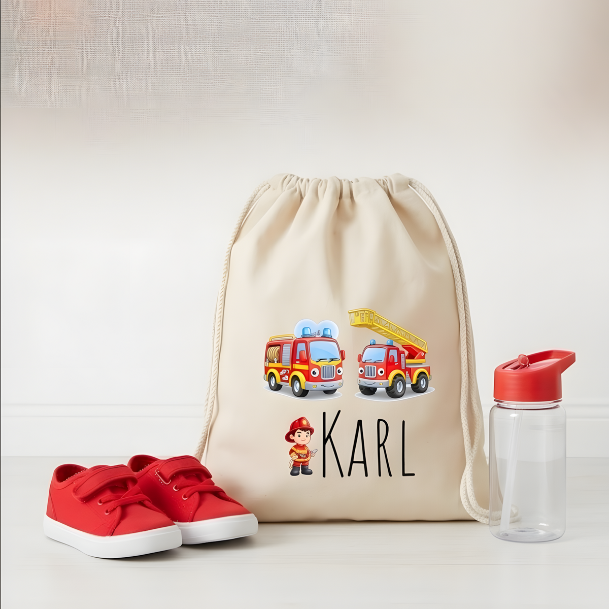 Heller Kita-Turnbeutel aus Baumwolle neben roten Kinderschuhen und einer transparenten Trinkflasche.