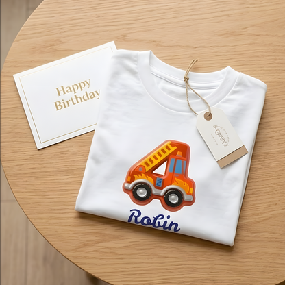 Personalisiertes Shirt für den 4. Geburtstag mit dem Wunschnamen Robin neben einer edlen Geburtstagskarte.