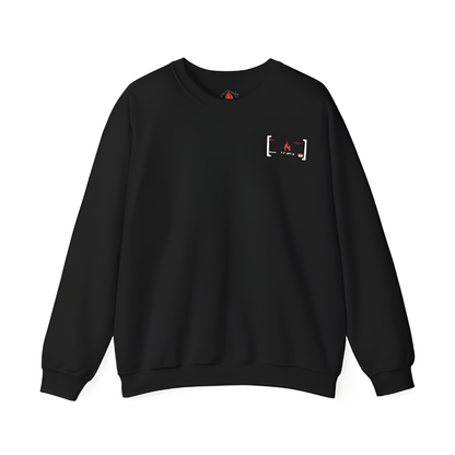 Freigestellte Vorderansicht des schwarzen Sweatshirts ohne Kapuze mit dem kleinen HUD-Brustprint auf weißem Hintergrund.