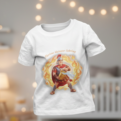 Weißes Baby T-Shirt aus Bio-Baumwolle mit der süßen Illustration Heiliger Florian und dem Schriftzug Florians jüngster Lehrling.