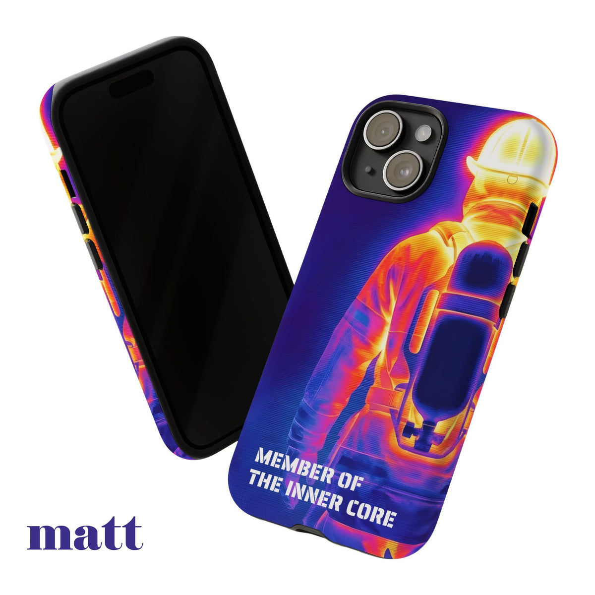 Schräge Produktansicht der matten iPhone-Schutzhülle mit dem farbintensiven Wärmebild-Motiv eines Feuerwehrmanns.