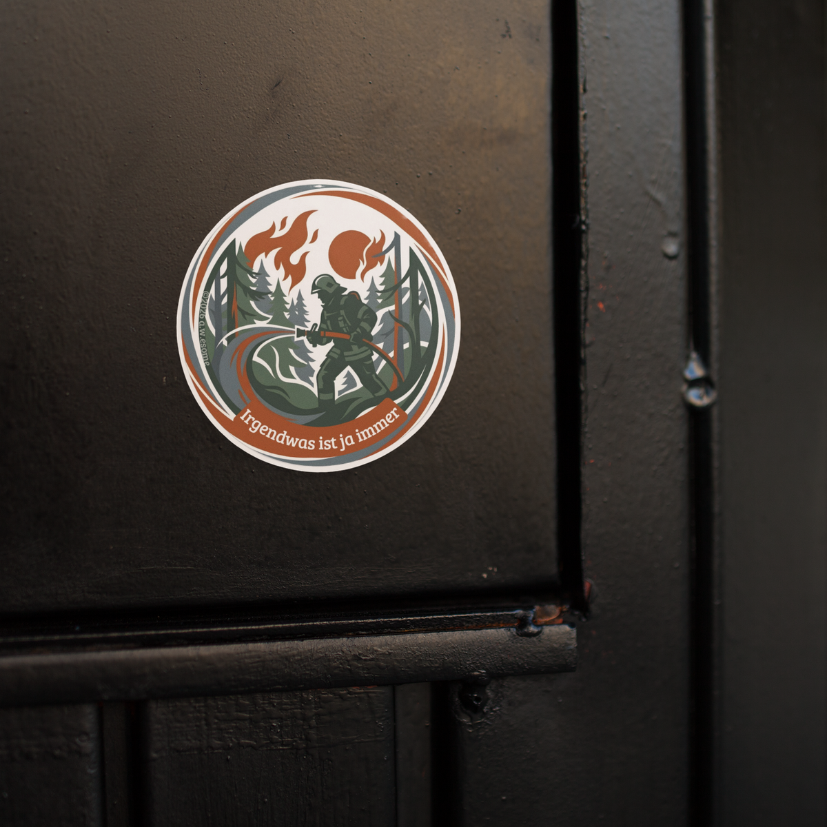 Ein runder Feuerwehr-Sticker der Einsatzserie als Dekoration blasenfrei aufgeklebt auf einem schwarzen Spind.

