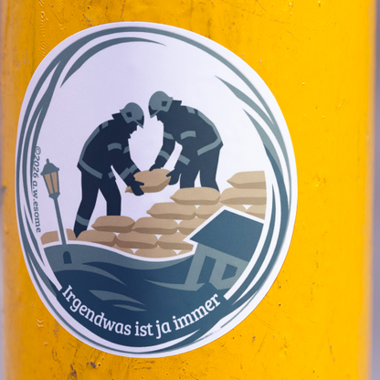 Wasserfester Feuerwehr-Aufkleber mit dem Motiv Hochwasser aufgeklebt auf einer gelben Trinkflasche oder Atemschutzflasche.

