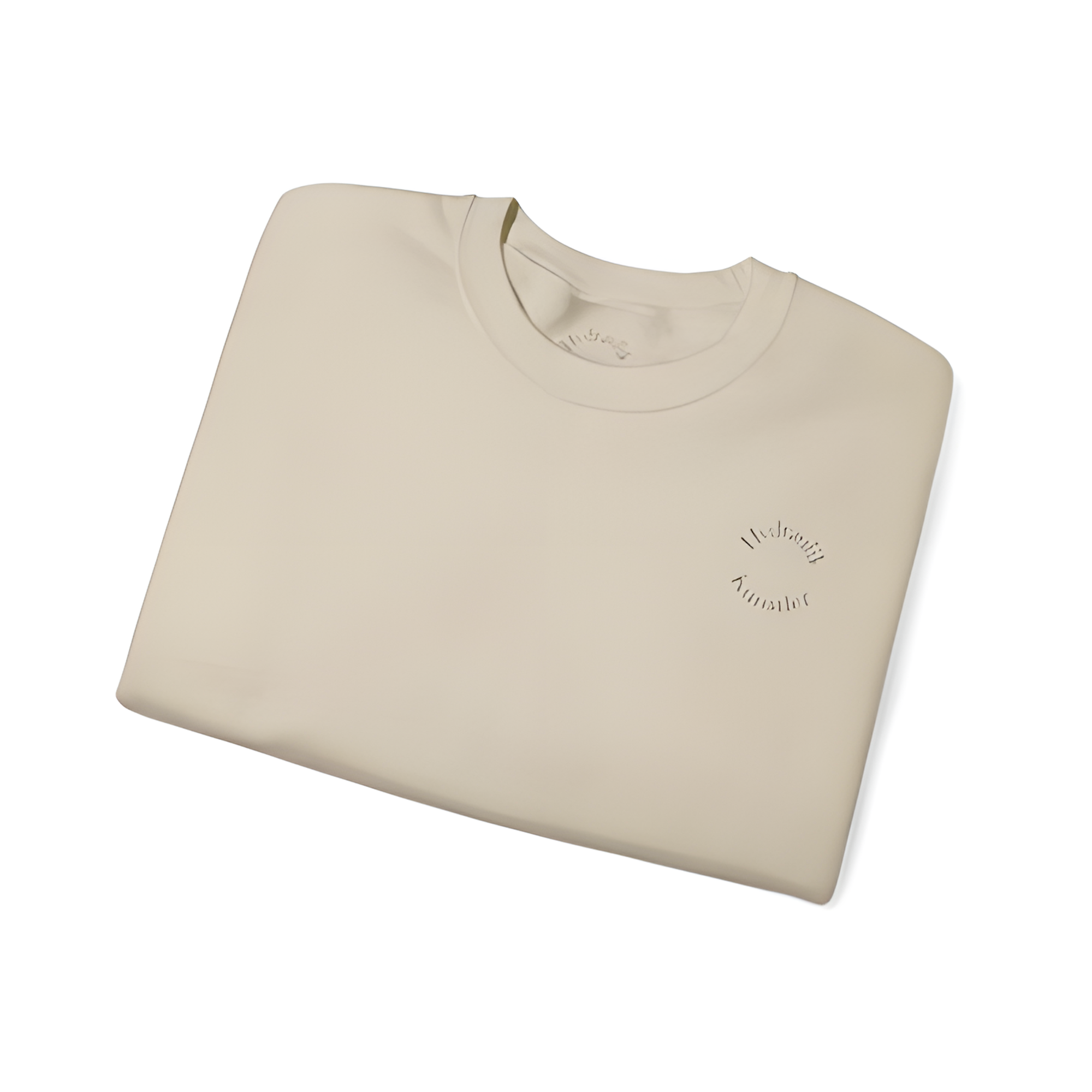 Ordentlich zusammengelegtes sandfarbenes Feuerwehr-Sweatshirt aus Baumwoll-Mix auf weißem Hintergrund.