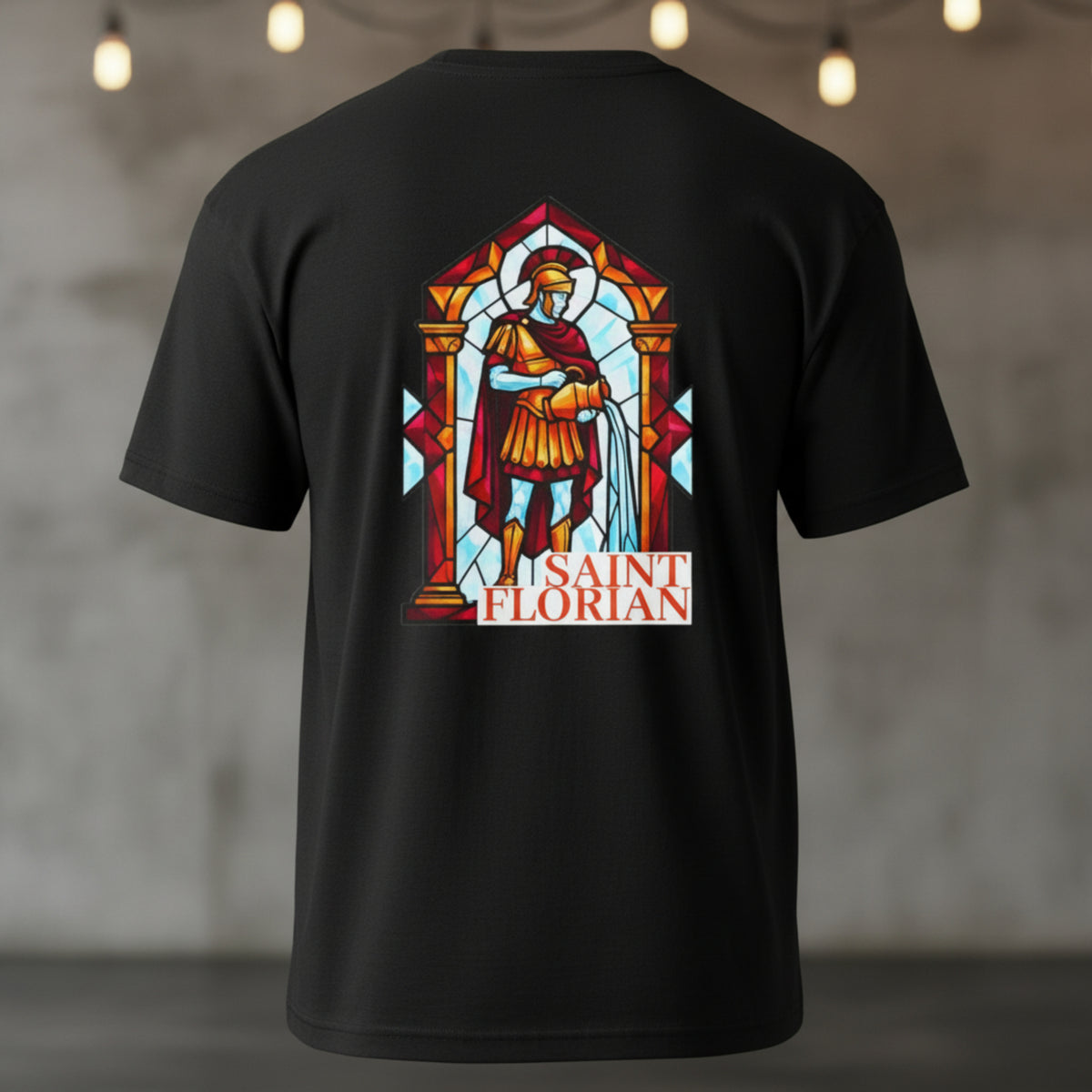 Rückansicht eines schwarzen Feuerwehr-T-Shirts mit der Mosaik-Illustration des Schutzpatrons Sankt Florian im leuchtenden Buntglas-Look.